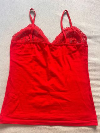 Blusa roja con encaje