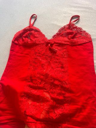 Blusa roja con encaje