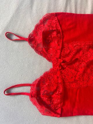 Blusa roja con encaje