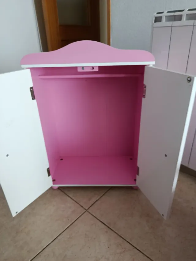 Armario y cama de juguete rosa
