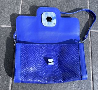 Bolso de mano Longchamp azul.