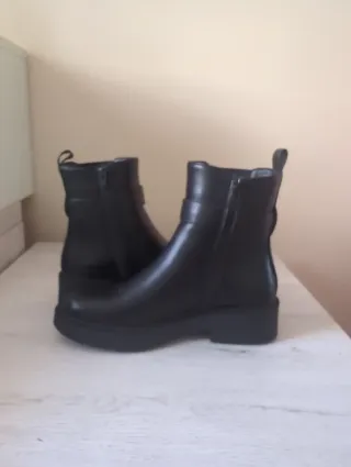 Botines negros mujer con hebilla dorada