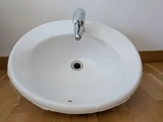 Lavabo blanco con grifo