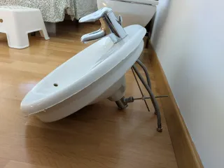 Lavabo blanco con grifo