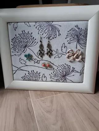 Colgador de joyas floral