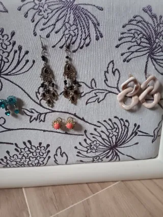 Colgador de joyas floral