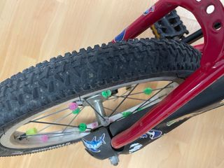 Bicicleta infantil roja las 2