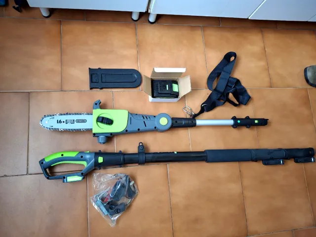 Potatore telescopico a batteria