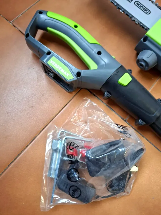 Potatore telescopico a batteria