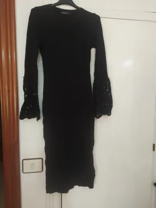 Vestido de punto negro manga acampanada