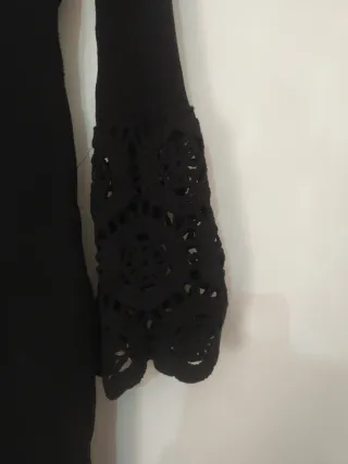 Vestido de punto negro manga acampanada