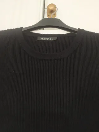 Vestido de punto negro manga acampanada