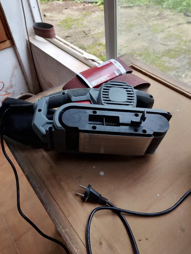 Lijadora de banda Powerplus 1010W