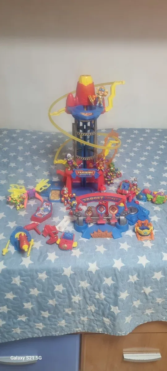 Juego de acción y figuras