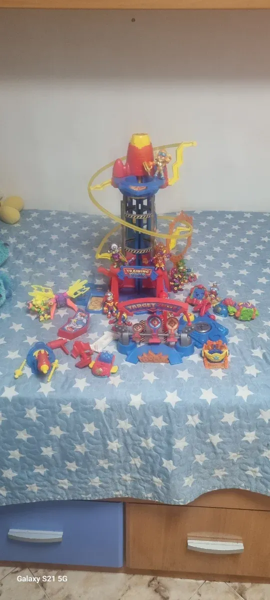 Juego de acción y figuras