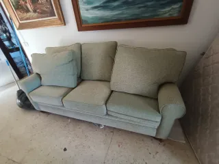 Sofá de tela en tono salvia