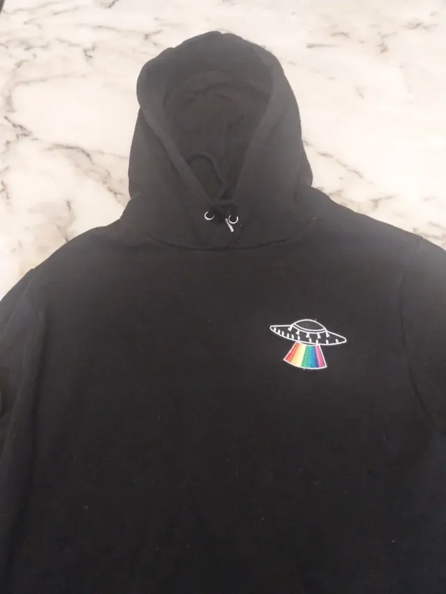 Sudadera negra con logo multicolor