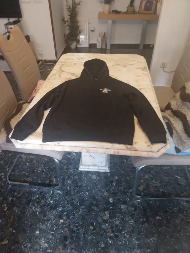 Sudadera negra con logo multicolor