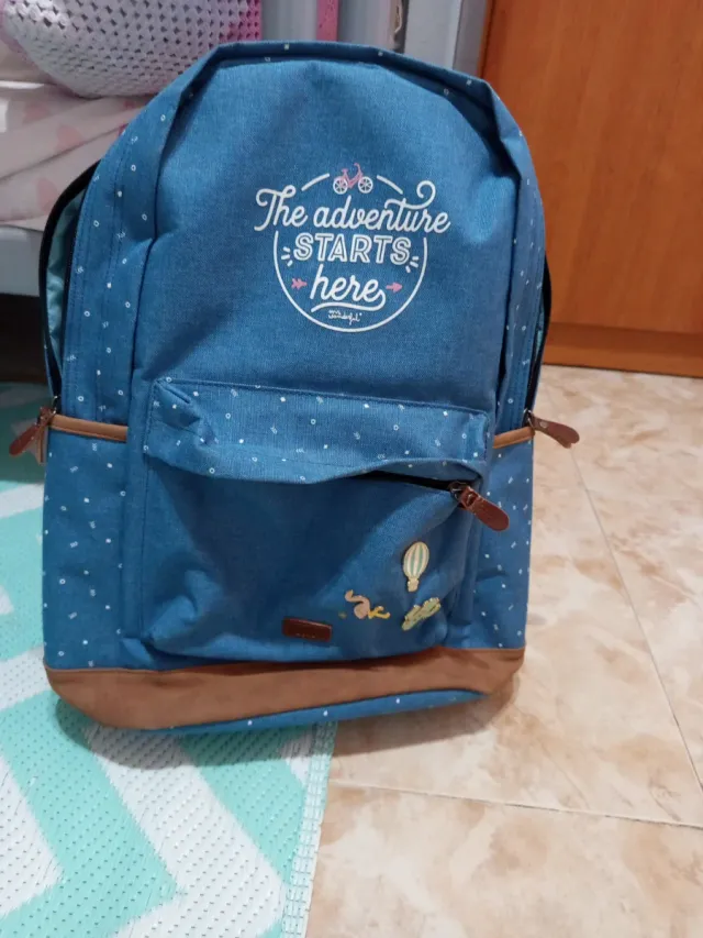 Mochila azul con estampado de puntos