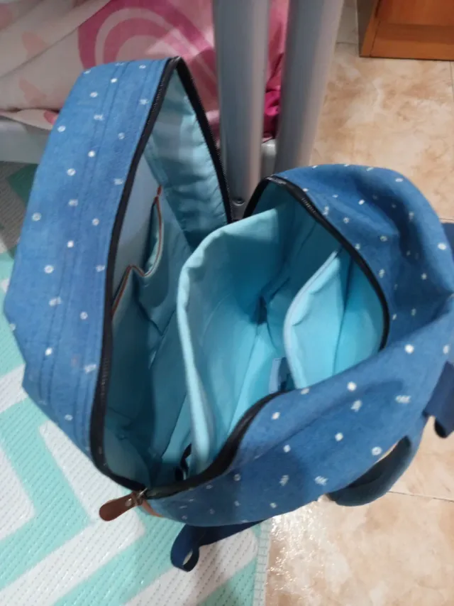 Mochila azul con estampado de puntos
