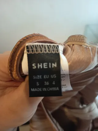 Mono premamá dorado