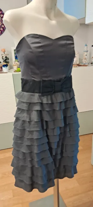 Abito grigio con balze e fiocco