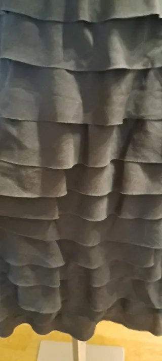 Abito grigio con balze e fiocco