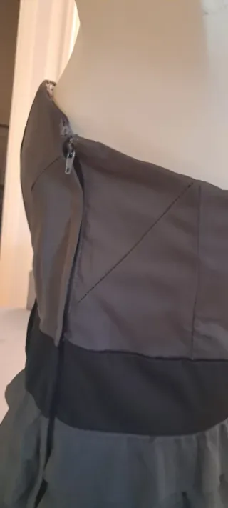 Abito grigio con balze e fiocco