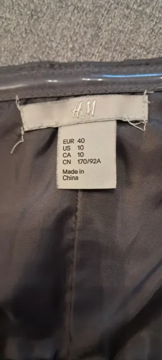 Abito grigio con balze e fiocco