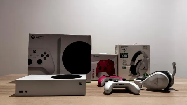 Xbox Series S + 2 Controller + Cuffie