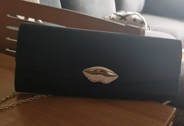 Bolso de mano negro con detalle de labios