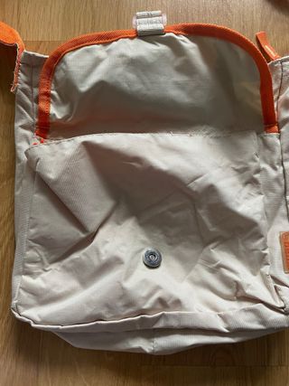 Bolso de hombro beige y naranja