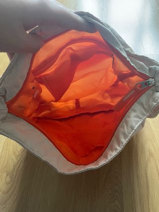 Bolso de hombro beige y naranja