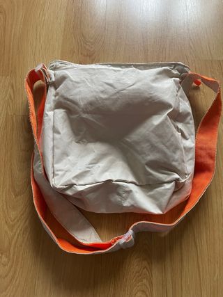 Bolso de hombro beige y naranja