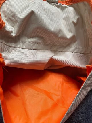 Bolso de hombro beige y naranja