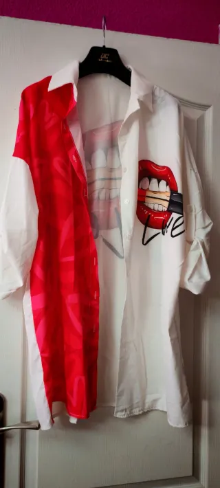 Blusón blanco con estampado de labios y rojo