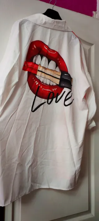 Blusón blanco con estampado de labios y rojo