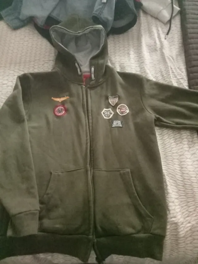Sudadera verde con parches