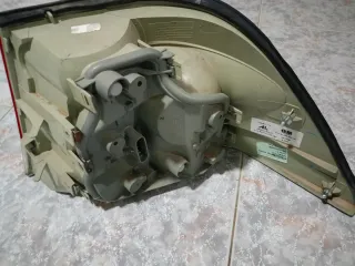 Piloto trasero rojo y blanco