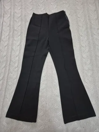 Pantalón negro acampanado