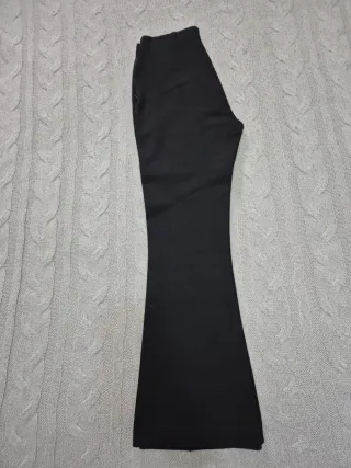 Pantalón negro acampanado