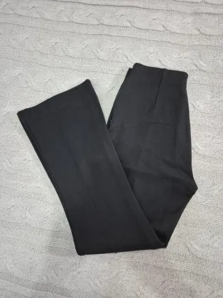 Pantalón negro acampanado