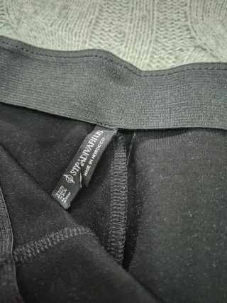 Pantalón negro acampanado