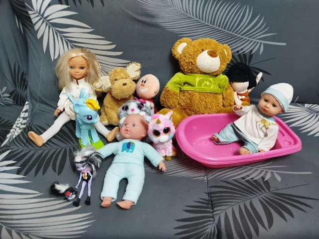 Lote di giocattoli e peluches vari