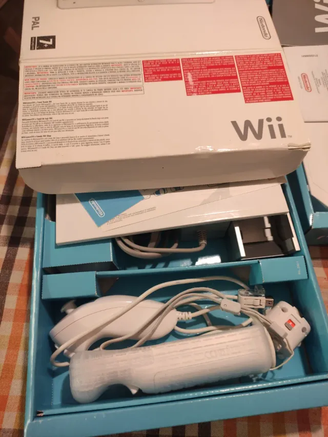 Consola Wii con 2 mandos y 4 juegos