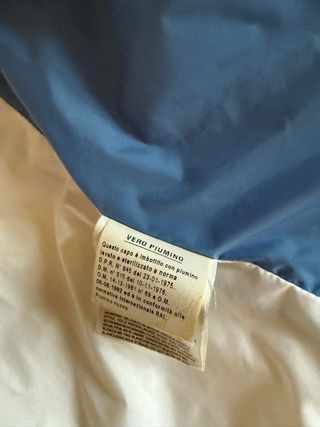 Giacca a vento bianca con dettagli rossi Desquare2