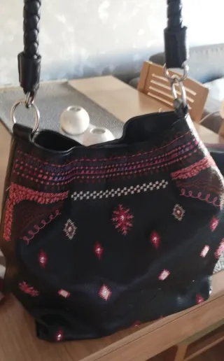 Bolso Desigual Negro con Bordados Rosas
