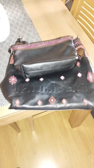 Bolso Desigual Negro con Bordados Rosas
