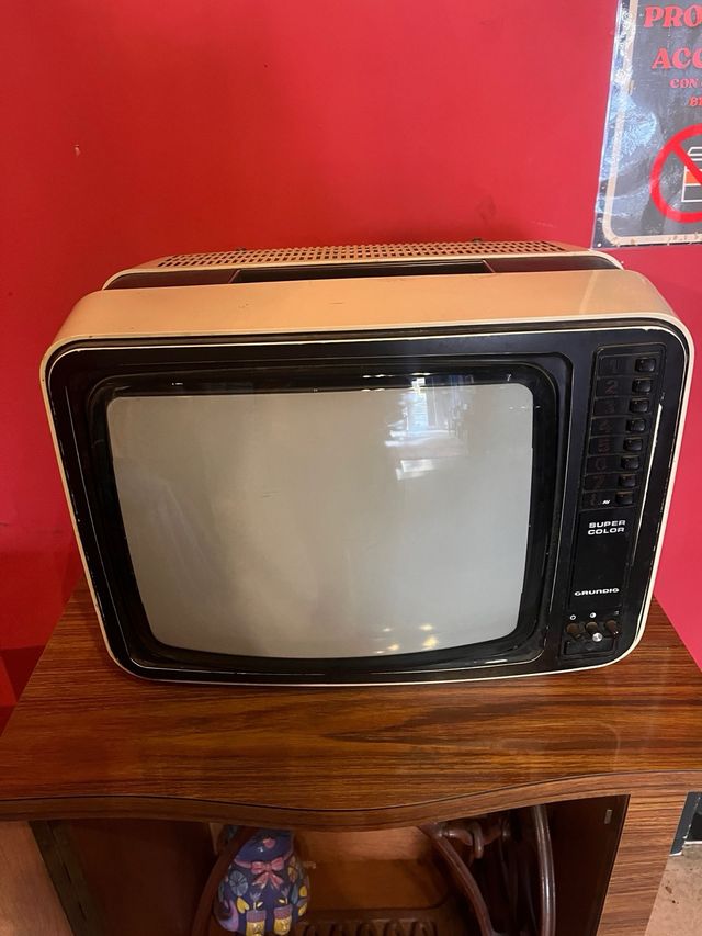 Televisor Grundig antiguo beige y negro