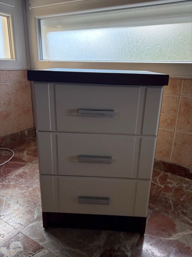 Mesita de noche 3 cajones